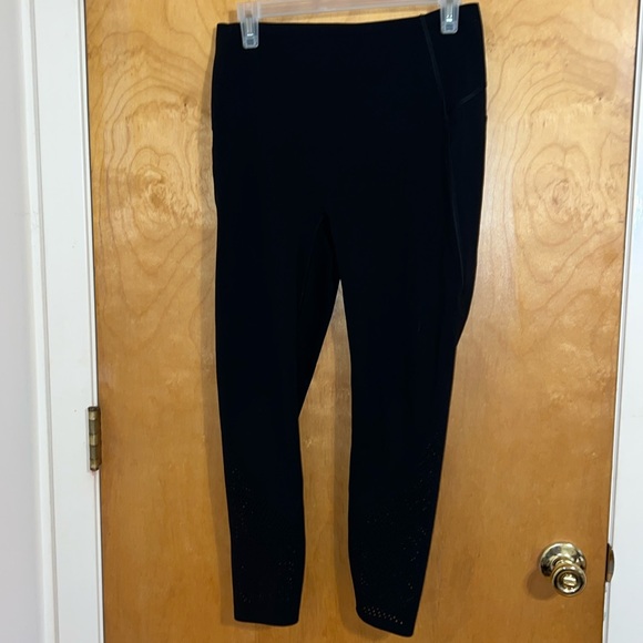 Spanx Cropped Workout Leggings Size Medium M 24” Inseam - Picture 1 of 4